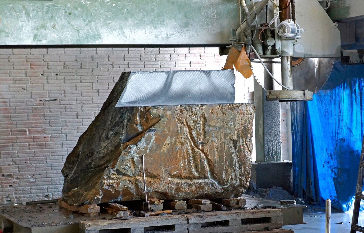 Soapstone block under the wire saw